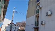 S-a aruncat de la etajul trei al blocului