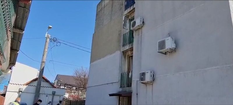 S-a aruncat de la etajul trei al blocului