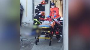 S-a aruncat de la etajul trei al blocului