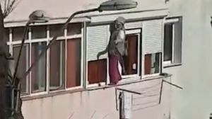 Și-a riscat viața doar pentru a spăla geamurile de la balcon Și-a riscat viața doar pentru a spăla geamurile de la balcon