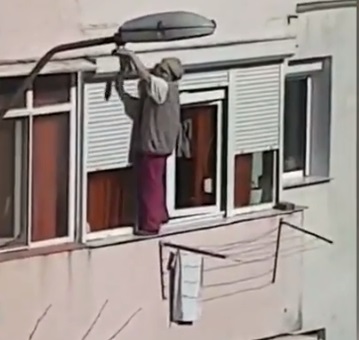 Și-a riscat viața doar pentru a spăla geamurile de la balcon Și-a riscat viața doar pentru a spăla geamurile de la balcon