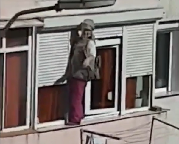 Și-a riscat viața doar pentru a spăla geamurile de la balcon Și-a riscat viața doar pentru a spăla geamurile de la balcon