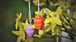 Tradiții și obiceiuri de Paște 2022. Vezi de ce ce se pun ouă în pom de Paște