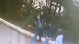 Doi tineri au agresat în plină zi un băiat!