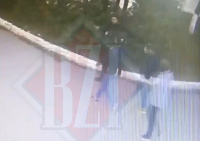Doi tineri au agresat în plină zi un băiat!