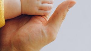 Caz șocant în Cluj. Un bebeluș s-a stins din viață după ce mama l-a născut acasă și l-a abandonat în cadă