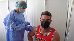 Dorian Popa s-a vaccinat cu Pfizer  dorian popa