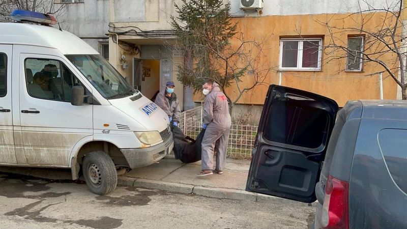 Un bărbat din Iași și-a ucis iubita și a stat cu trupul ne&icirc;nsuflețit &icirc;n casă. Individul riscă ani buni de &icirc;nchisoare