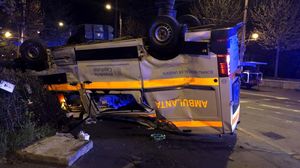 Accident grav în Capitală. O ambulanță a fost lovită în plin și s-a răsturnat