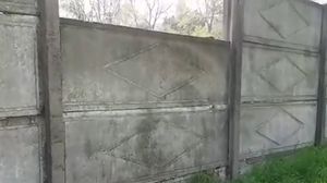 Un copil de 10 ani și-a găsit sfârșitul după ce o placă de beton i-a căzut în cap