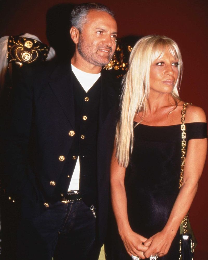 Câte operații estetice are Donatella Versace