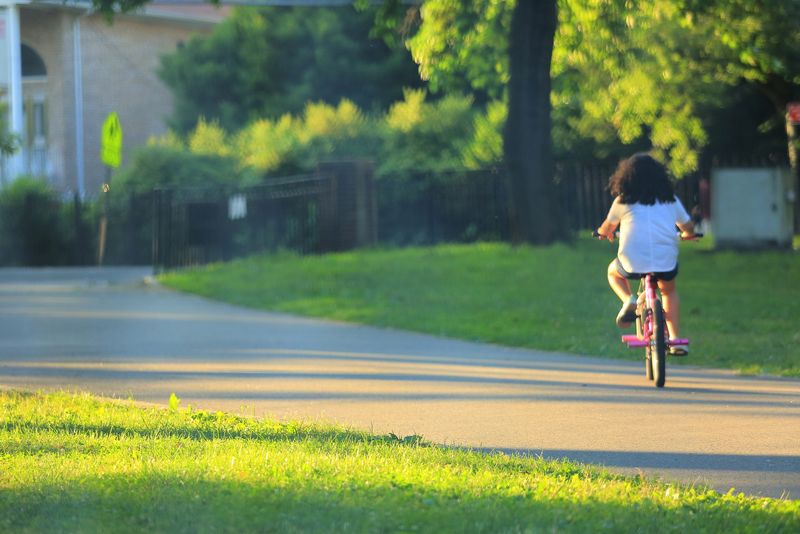Fetiță pe bicicletă Fetiță pe bicicletă