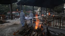 Groparii din India lucrează zi și noapte. Situația este dramatică: "Trebuie să sap morminte..."