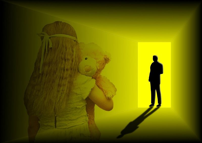 O copilă de 12 ani, vândută de tatăl vitreg în schimbul țigărilor