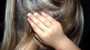 O copilă de 12 ani, vândută de tatăl vitreg în schimbul țigărilor. Fetița, batjocorită de peste 70 de tiriști, printre care și un român