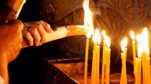 Lumina Sfântă s-a aprins la Sfântul Mormânt din Ierusalim