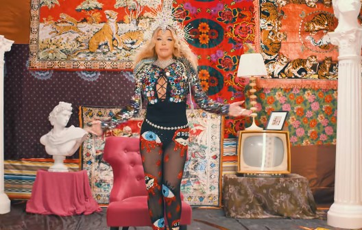 Captură din videoclipul melodiei &bdquo;Fericire&rdquo; 