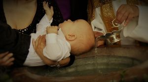 Bebelușul mort la botez ar fi murit din cauza unei pneumonii. Tatăl neagă rezultatele necropsiei