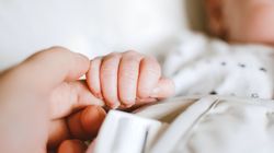 Coșmarul prin care trece o mamă de 18 ani! Crede că i-a fost schimbat copilul la maternitate: „Am înmormântat fetița altcuiva”