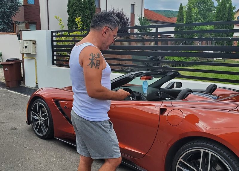 Manelistul este un împătimit al autovehiculelor de lux