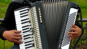 Cine a cântat prima manea din România