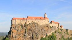 Google a șters mii de recenzii negative lăsate de români pe pagina castelului prințului din Austria