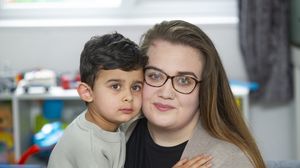 De-a dreptul impresionant! Un băiețel și-a salvat mama după ce a sunat la numărul de urgență scris pe o mașinuță de jucărie