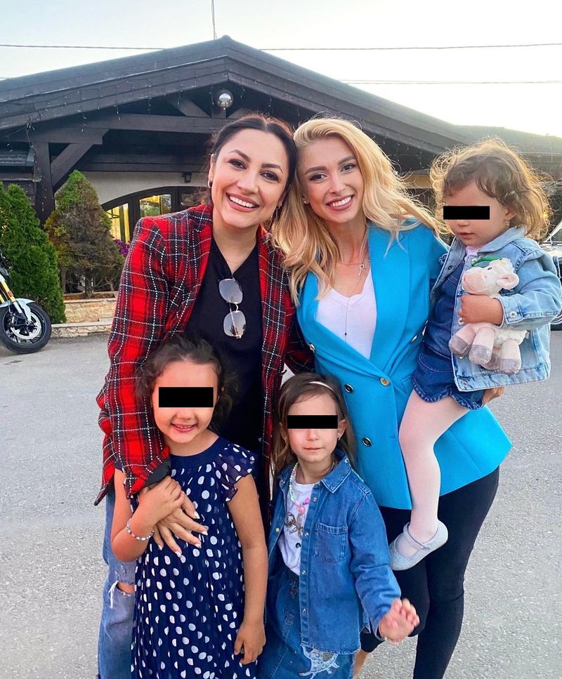 Fotografia postată de Andreea Bălan alături de Andra și fiicele lor. 