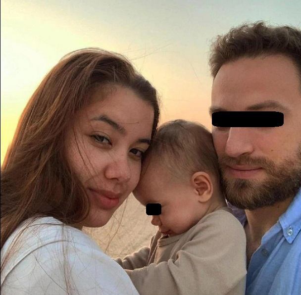 Caroline, Babis și fetita lor