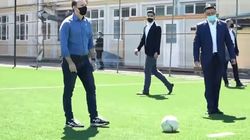 Cât costă adidașii purtați de Florin Cîțu, la meciul de fotbal! Unii români trăiesc o lună din acești bani