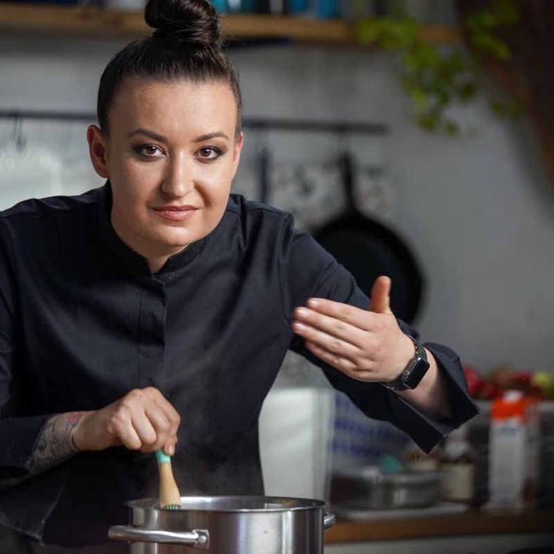 Roxana Blenche, gazda emisiunii Hello Chef
