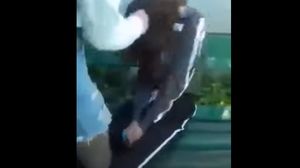 O copilă de 12 ani din Târgu Jiu, snopită în bătaie cu palmele și picioarele de alte adolescente. Imaginile ȘOCANTE au ajuns pe internet