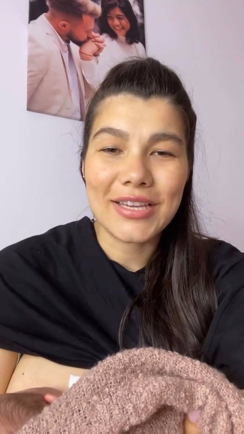 Ileana Sterp o alăptează pe Carla