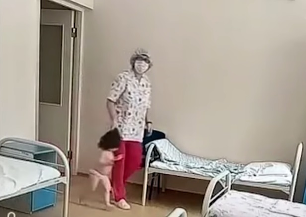 O fetiță a fost luată de păr și aruncată în pat de o asistentă