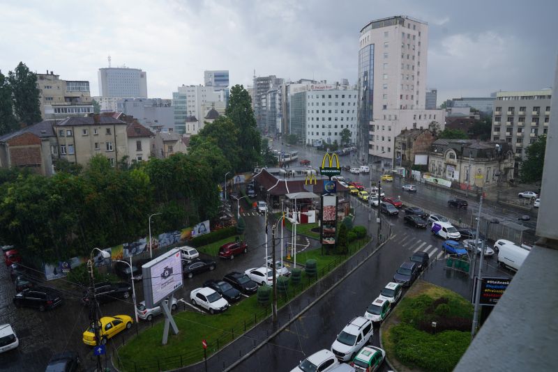 ANM a emis o avertizare meteo de ploi, descărcări electrice și v&acirc;nt &icirc;n Bucureşti