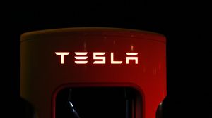 Tesla, oficial în România