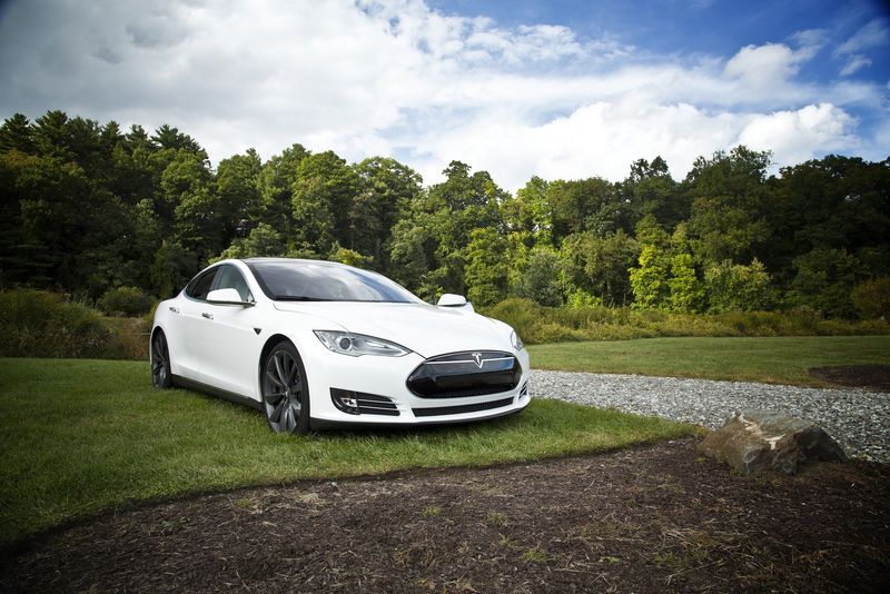 Tesla, oficial în România