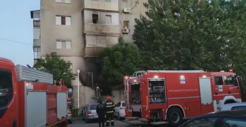 Incendiu puternic &icirc;ntr-un bloc cu locuințe din Slatina
