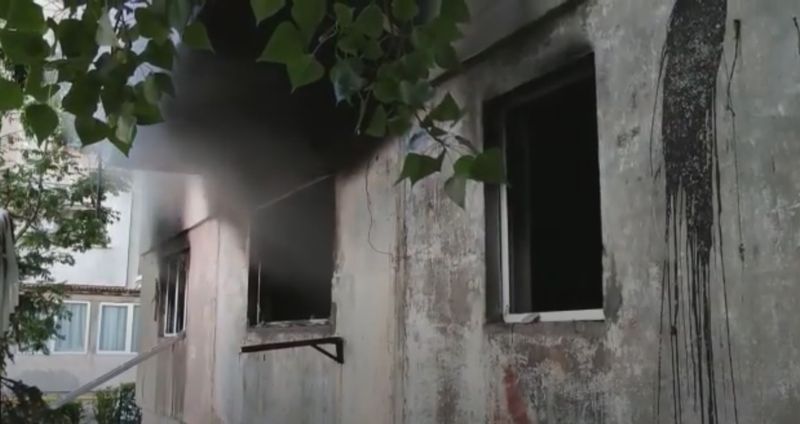 Incendiu puternic &icirc;ntr-un bloc cu locuințe din Slatina