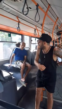 Fără mască și cu țigara aprinsă în transportul public 