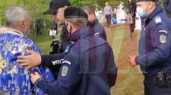 Preotul caterisit s-a reîntors în sat pentru a face slujbe, iar spiritele s-au încins și a fost nevoie de intervenția jandarmilor!