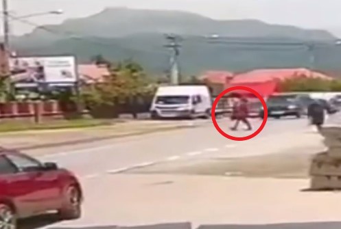 Momentul în care artistul traversează neregulamentar, iar mașina urmează să-l lovească 