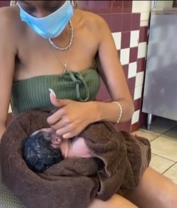 Alea Scott, în timp ce o îngrijea pe micuță. 