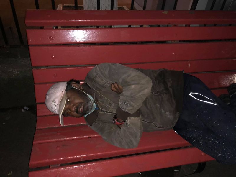 Un indian, venit la muncă în România, a rămas pe străzi.