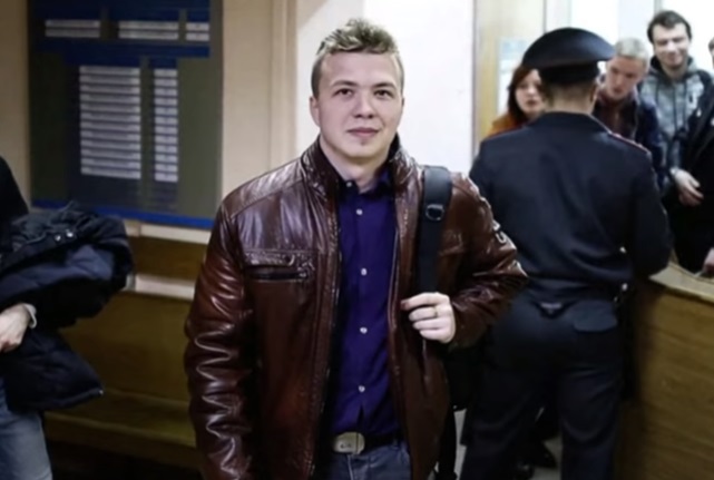 Jurnalistul, reținut după ce avionul cu care zbura a fost forțat să aterizeze &icirc;n Belarus, apare bătut &icirc;ntr-o filmare