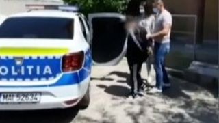 Un bătrân a crezut într-o idilă și a rămas fără bani și bijuterii! Femeia l-a jefuit într-un mod incredibil