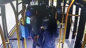 Un controlor a încasat o palmă de la o tânără pe care a prins-o fără bilet! Momentul, surprins de o cameră de supraveghere