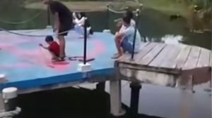 O familie a sfârșit înecată după un selfie pe un ponton