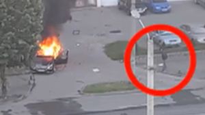 Un bărbat îmbrăcat în negru, surprins la locul exploziei unde și-a pierdut viața Ioan Crișan