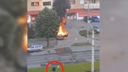 Un bărbat îmbrăcat în negru, surprins la locul exploziei unde și-a pierdut viața Ioan Crișan
